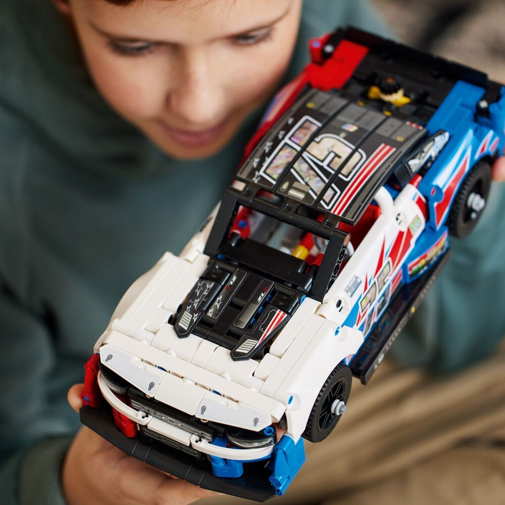 LEGO Technic - Новый Chevrolet Camaro ZL1 из серии NASCAR 42153
