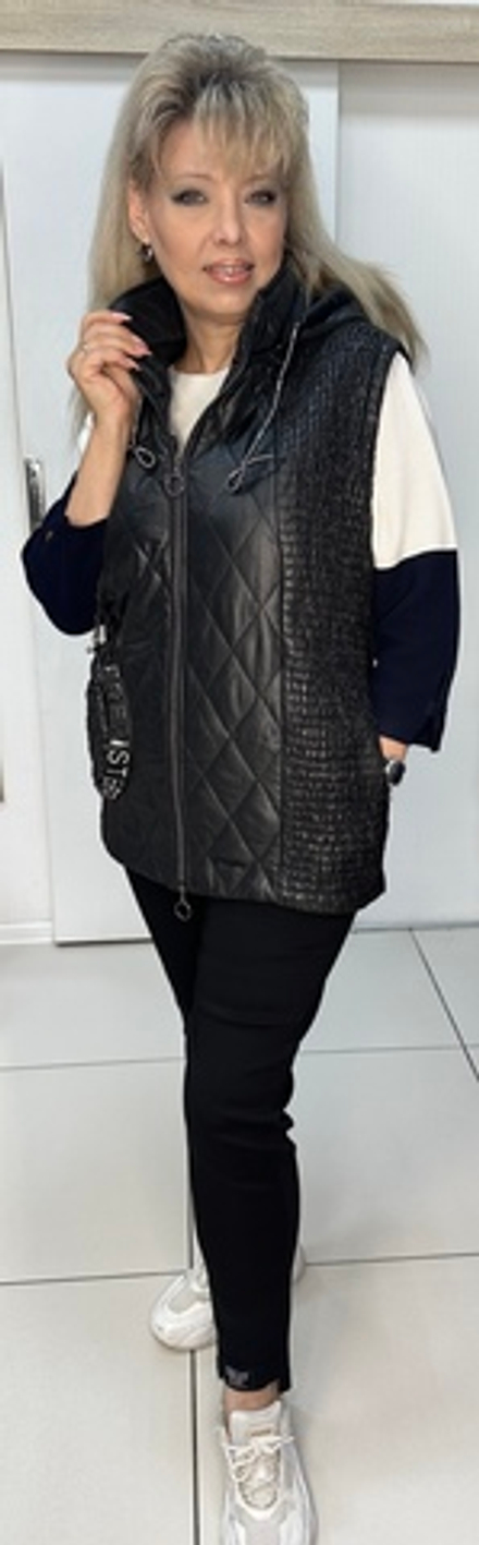 Стеганный черный жилет со стразовым принтом