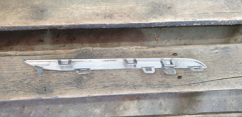 Молдинг решетки радиатора Mercedes C (W205) 14-18 Б/У Оригинал A2058880273