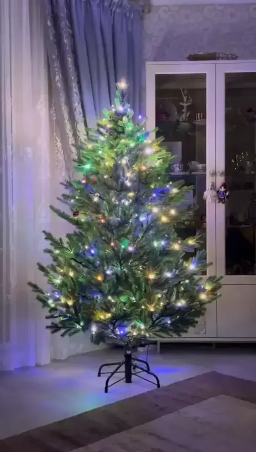 елка с подсветкой с лампочками встроенными