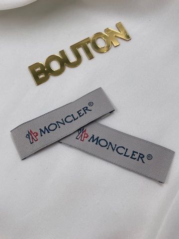 Бирка Монкл серого цвета