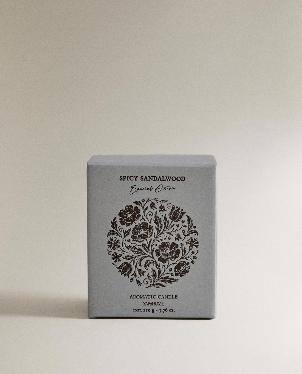 Zara Home Свеча ароматическая Spicy Sandalwood 220 г, растительный воск, аромат древесный, Коричневый