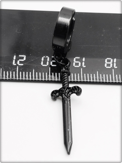 Клипса без прокола уха "Чёрный кинжал" стальная.