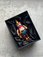 Новогодняя игрушка Снеговик спешит на бал стекло