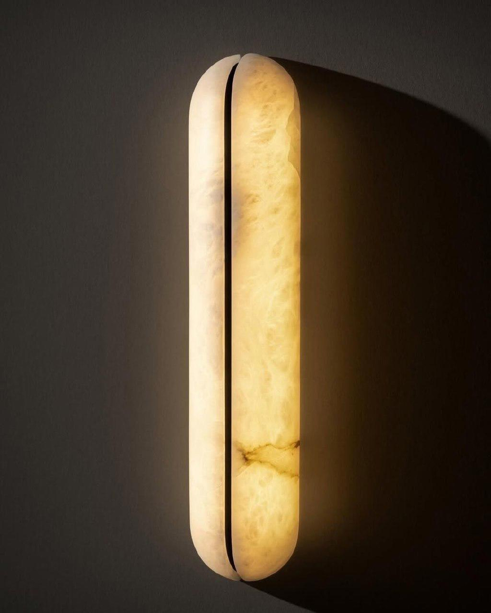 Настенное бра в современном минималистичном стиле.