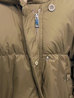 Куртка Rosy Pink 2990 однотонная со скрытой молнией и манжетами на рукавах