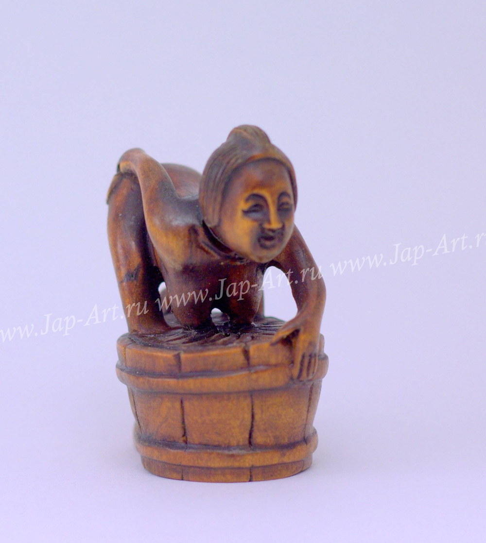 Нэцкэ Нагая красавица и лягушка (светлая)