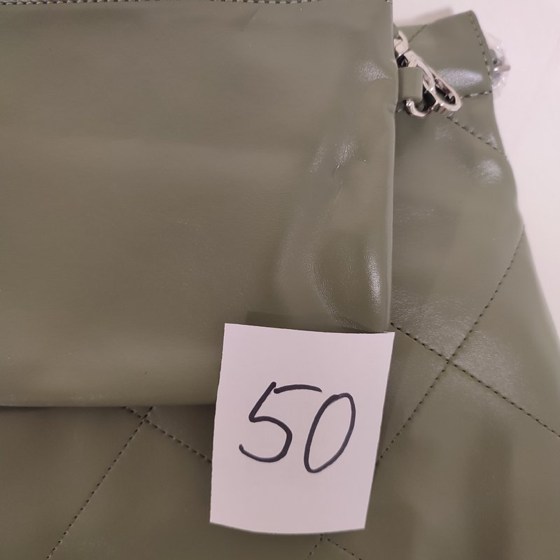 STELLA mini оливковая - небольшие вмятины на сумке, следы от цепочки на маленькой сумочке 50