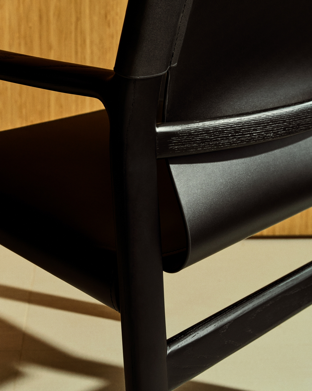 Стул Jan из переработанной кожи черного цвета и ясеня в черном цвете