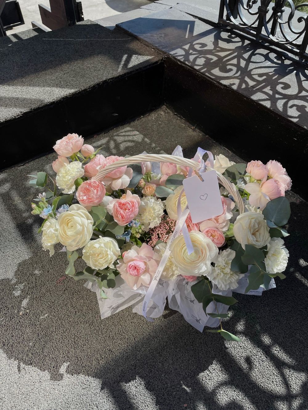 Цветочная корзина в розово- белой гамме!