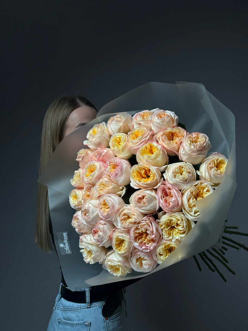 Букет из 35 кремовых пионовидных роз в упаковке