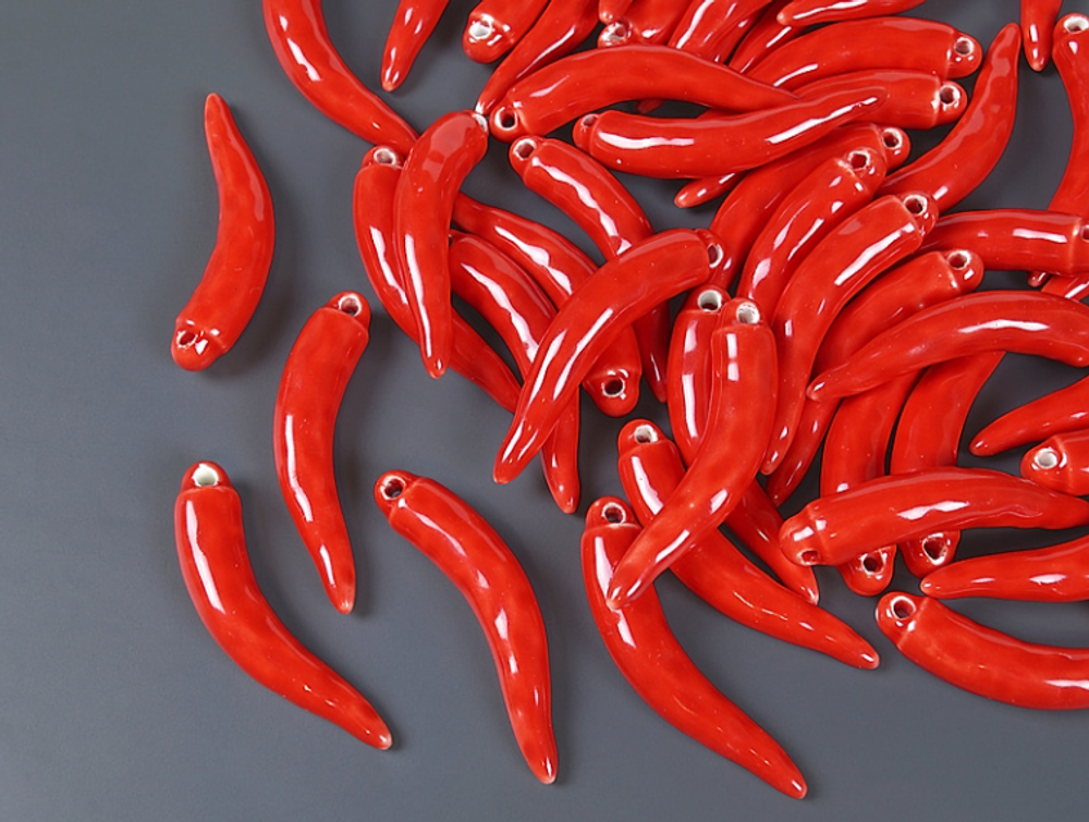 272483 Керамическая бусина "Перчик" 36*9мм, красный