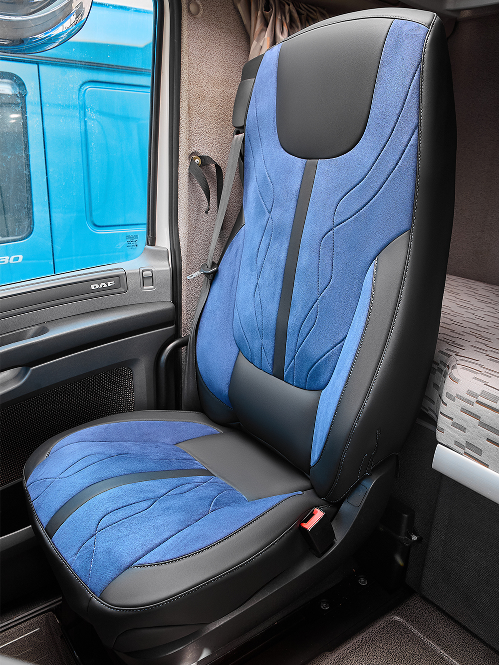 Чехлы Люкс DAF XF 106 (экокожа, черный цвет, синяя вставка)