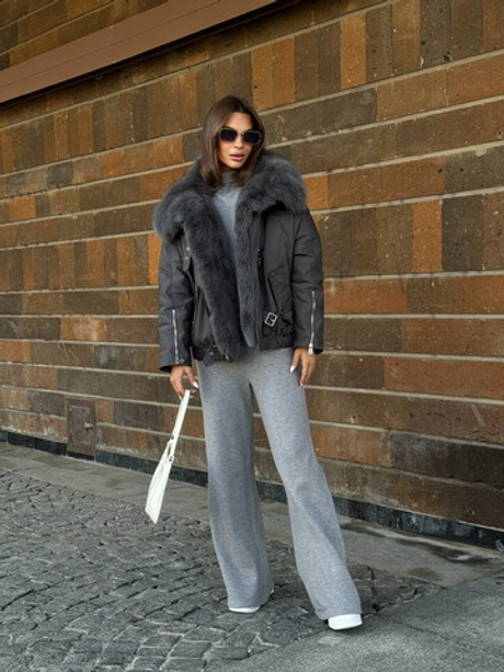 Серая укороченная парка с меховым воротником