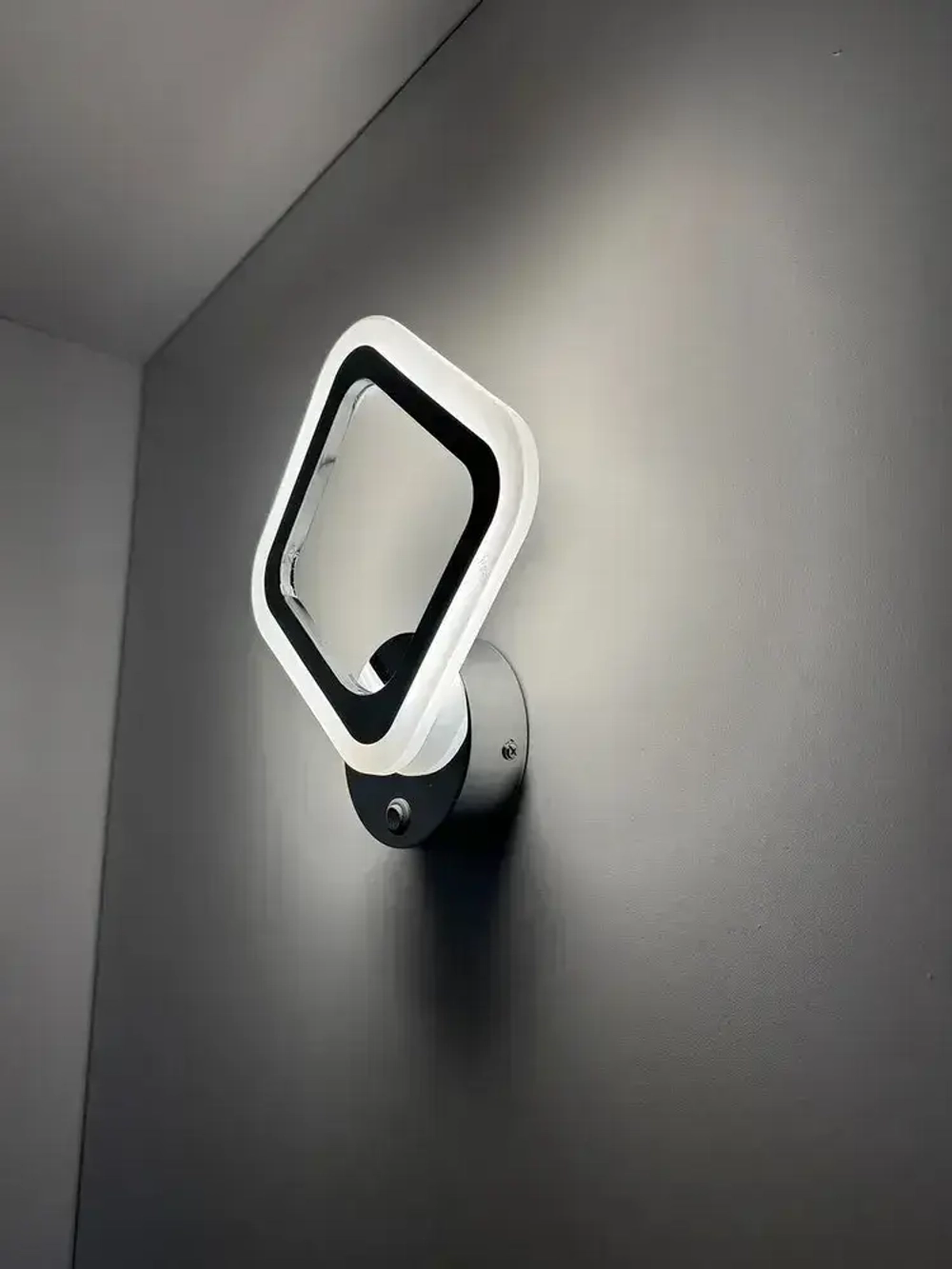 Бра с кнопкой, настенный светодиодный светильник хром, ромб, квадрат 8822/1 хром, 16 ВТ, комнатное освещение 5 кв. м.