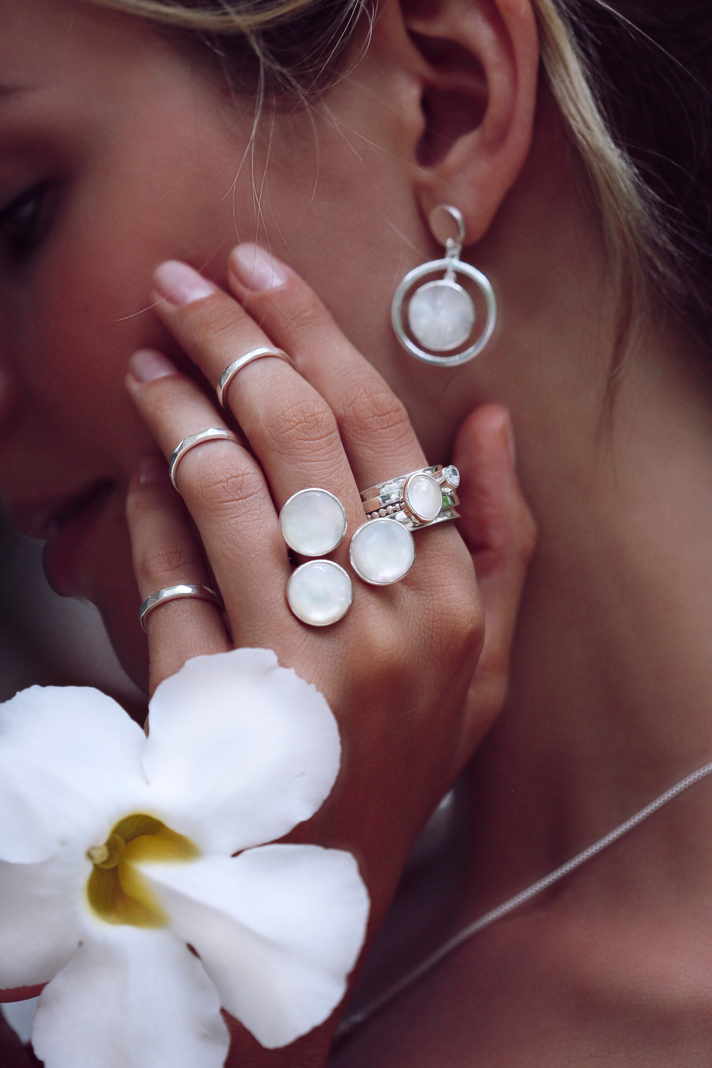 Кольцо «Трио» с белым перламутром