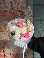 Букет из кустовой пионовидной розы, альстромерии и хризантемы