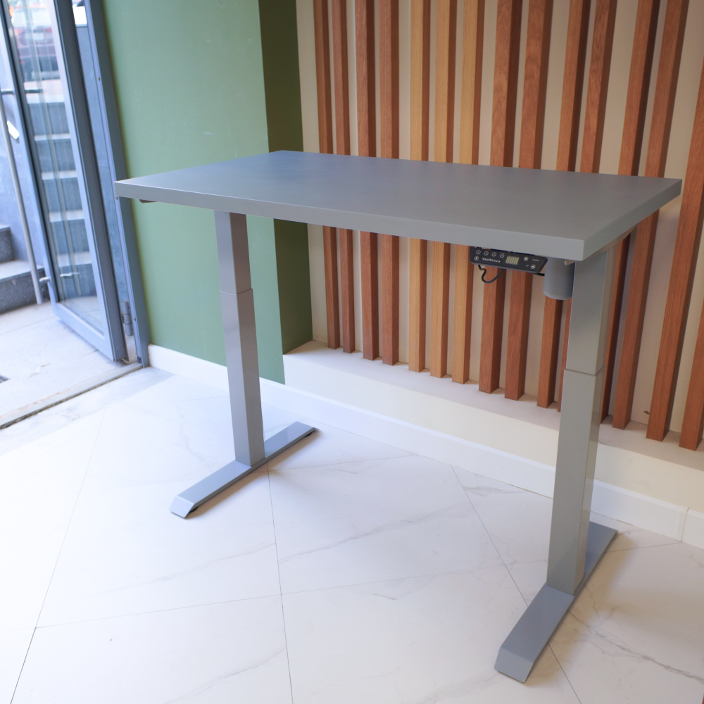Регулируемый компьютерный стол Motor UP с регулировкой по высоте — столешница МДФ серый