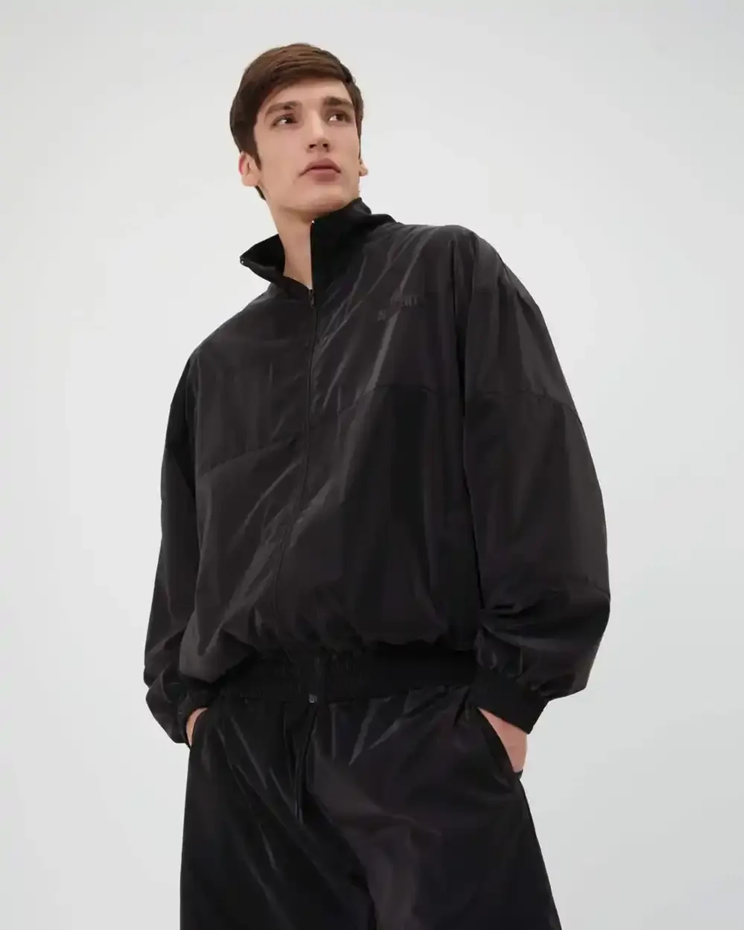 Бомбер-ветровка из нейлона