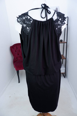 Платье с резинкой на талии и кокетливым акцентом, визуально на 46 размер