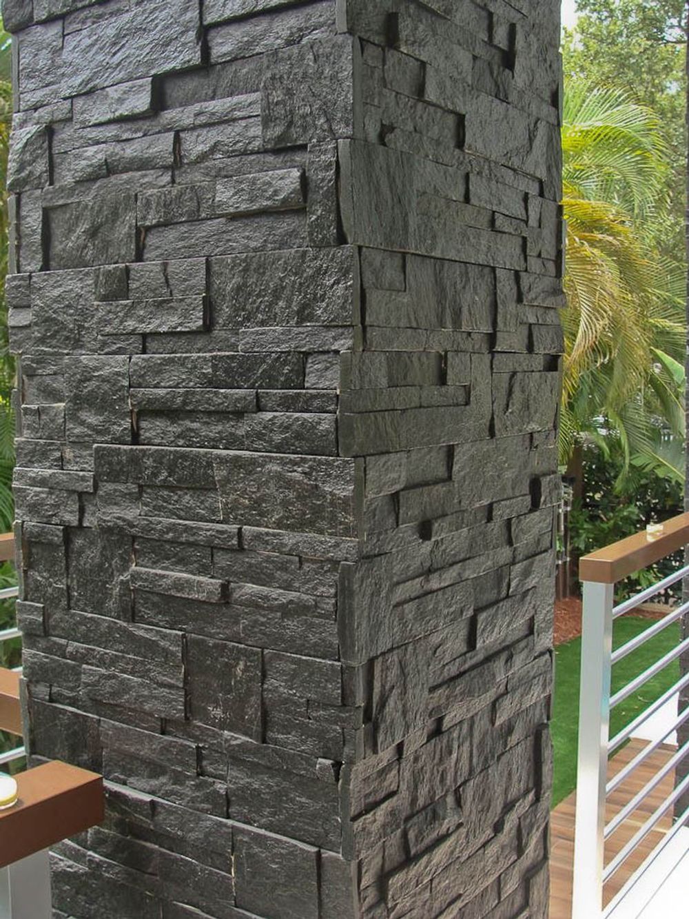 Натуральный камень Кварцит черный Pharaon 180x350x10-20 Модерн