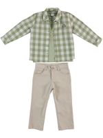 рубашка с футболкой и брюками