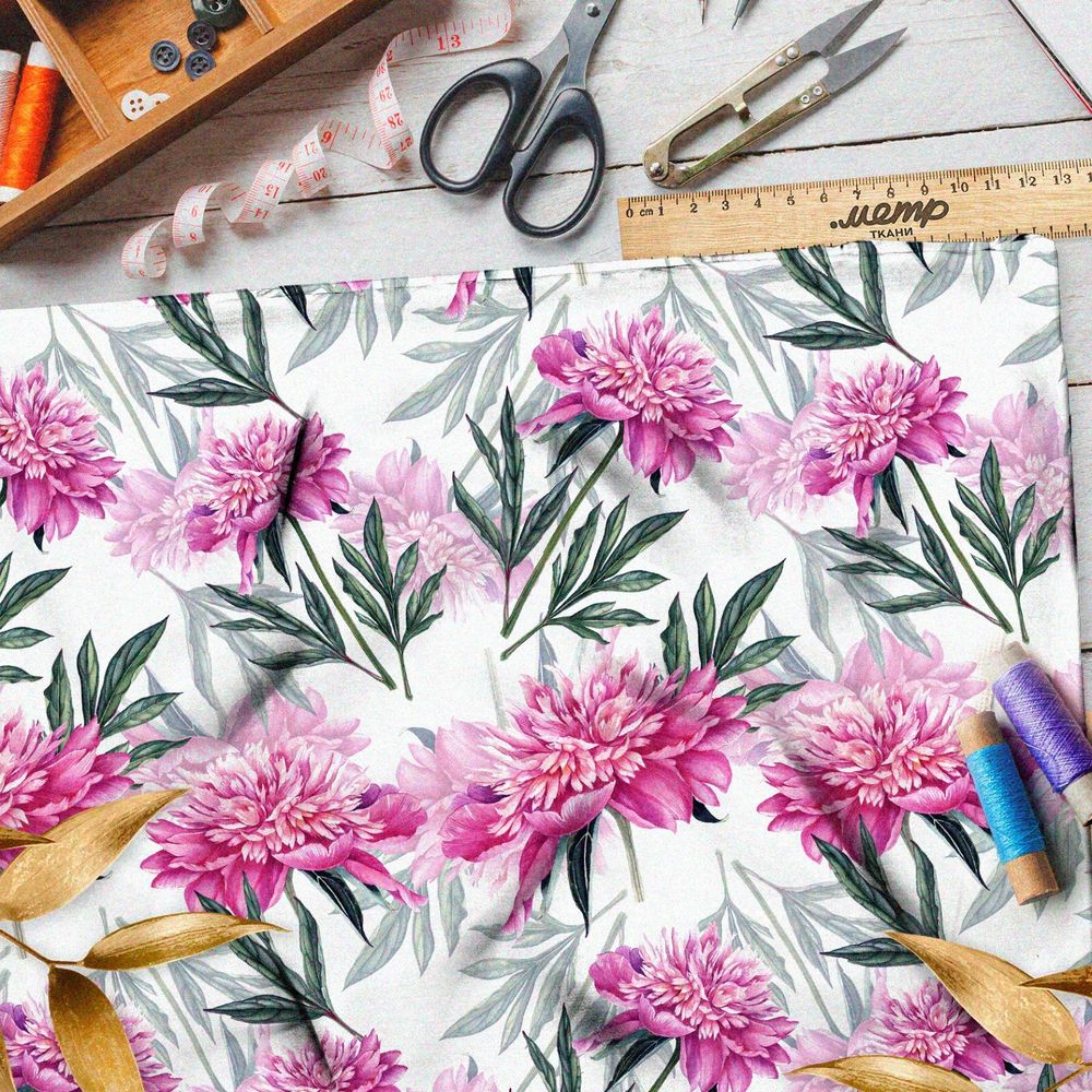 Ткань шелк Армани пёстрые розовые георгины на бежевом фоне