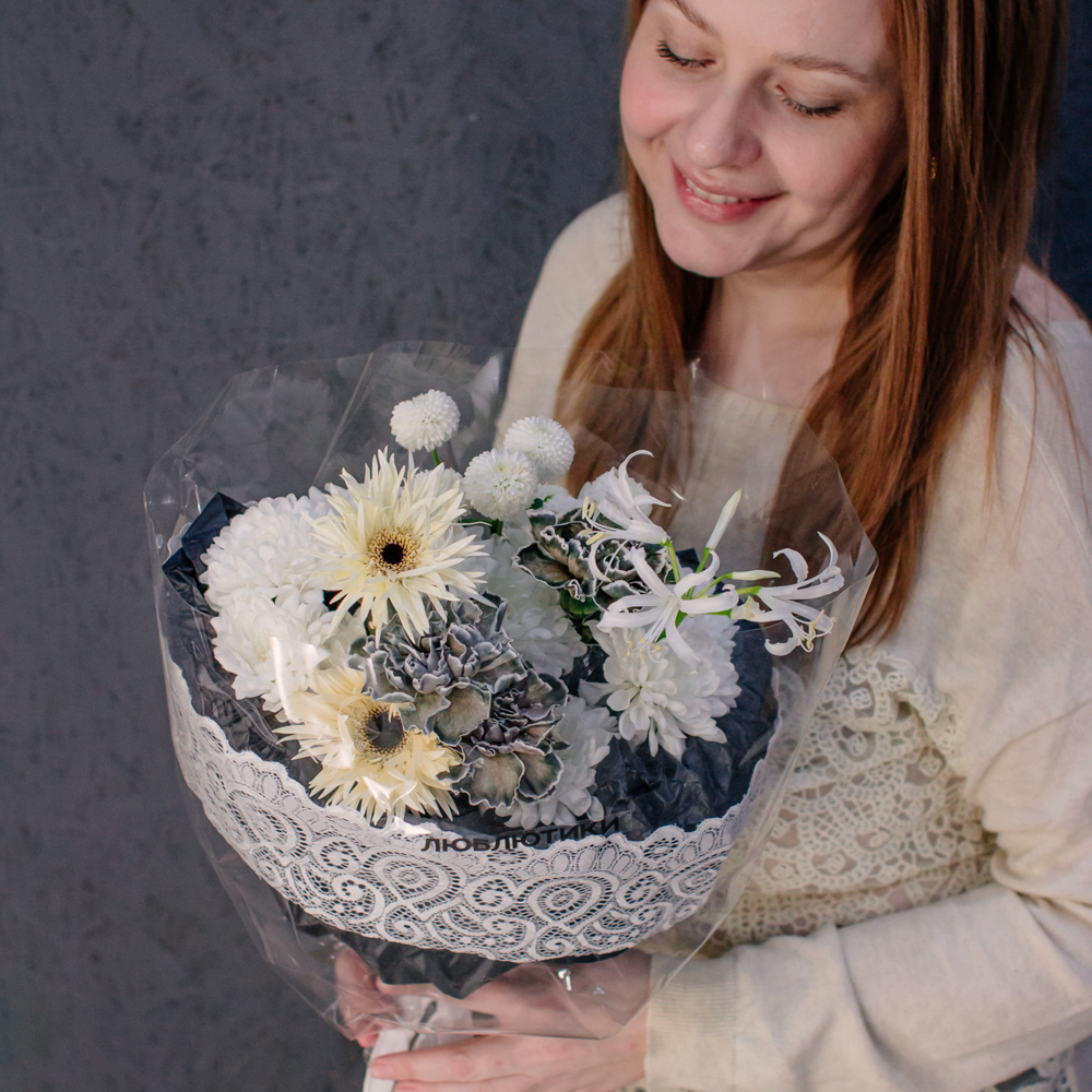111. Кружевной авторский букет с нерине и диантусами