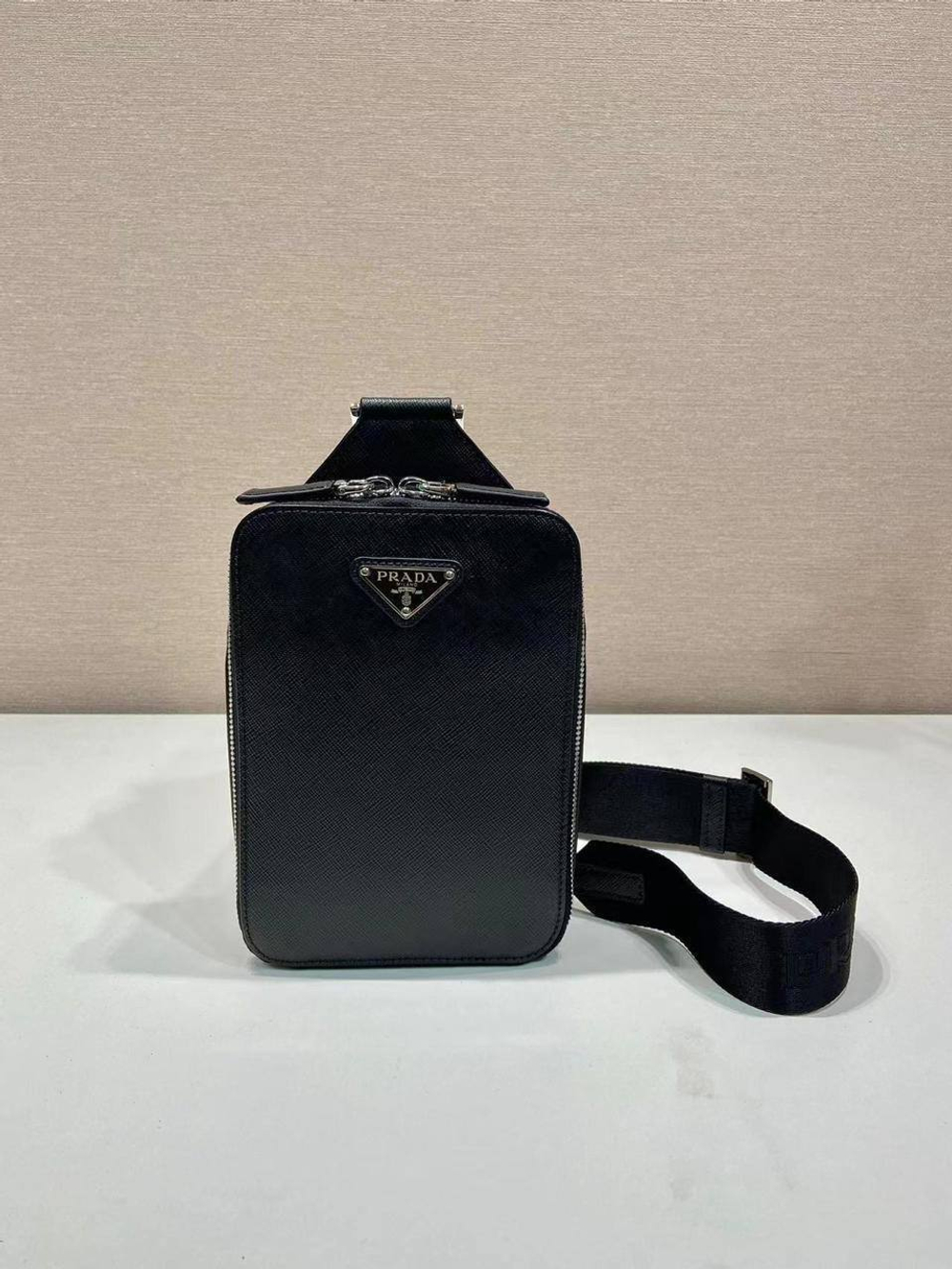 Сумка-слинг Prada