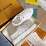 Женские кеды кроссовки Louis Vuitton в белом цвете с логотипом