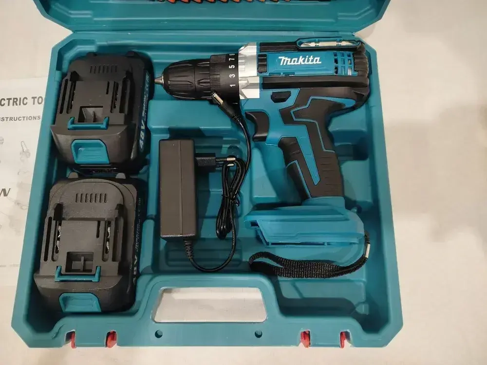 Аккумуляторная дрель-шуруповерт Макита с набором