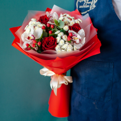 Яркий букет с орхидеей в красных тонах