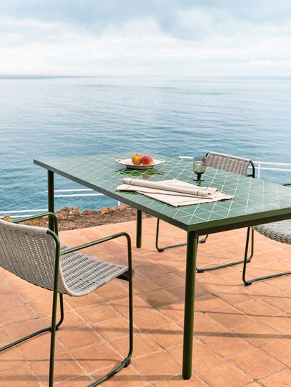 Уличный стол Maurina из оцинкованной стали зелёного цвета с зелёной керамическо плиткой 223 x 101 см
