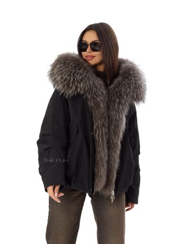 Пуховая парка черного цвета с мехом енота