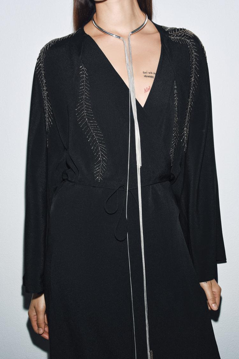 ZARA ОЖЕРЕЛЬЕ-ЧОКЕР С МЕТАЛЛИЧЕСКИМИ КИСТОЧКАМИ, СЕРЕБРИСТЫЙ