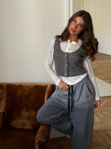 Серый жилет на пуговицах Outfit