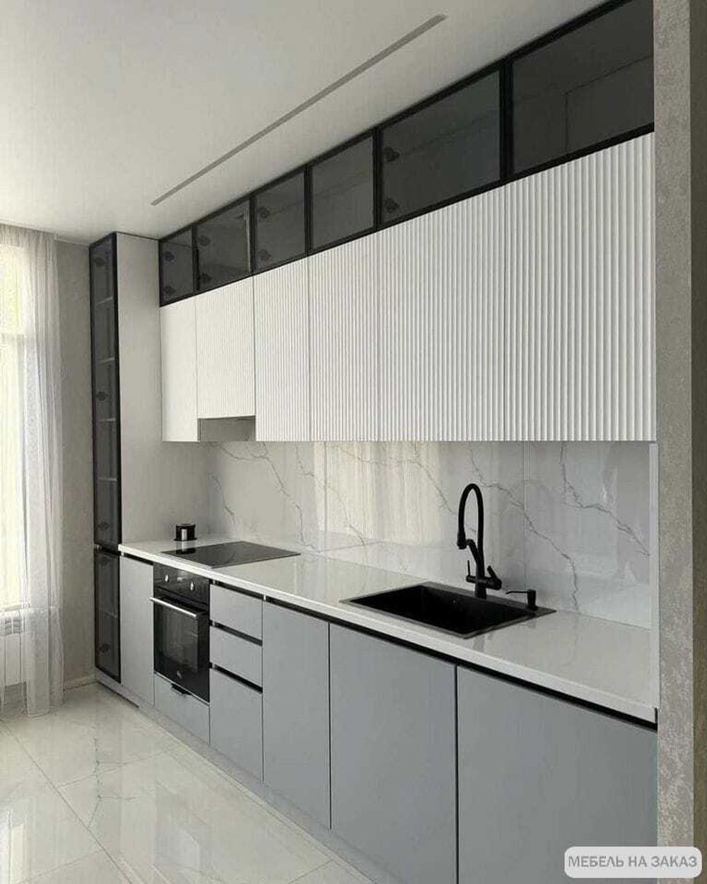 Кухня с витражными полками