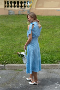 Платье голубое с открытыми плечами в горошек из вискозы