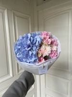 Букет с гортензией, ромашкой и кустовой пионовидной розой