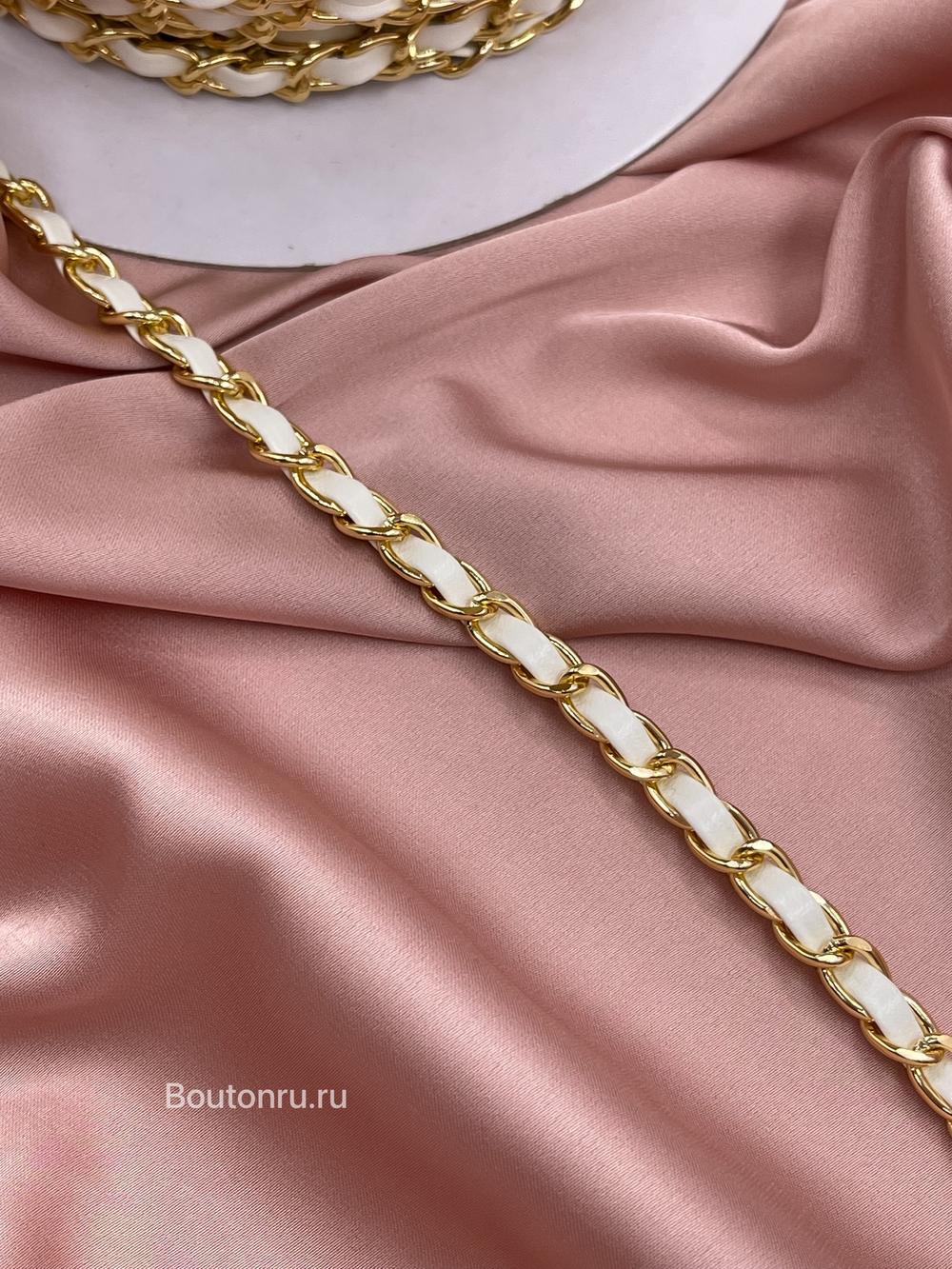 Тесьма цепь золотая с кожаной белой вставкой