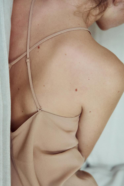 ZARA ПЛАТЬЕ-КОМБИНАЦИЯ С МНОГОФУНКЦИОНАЛЬНЫМИ БРЕТЕЛЯМИ, ТЕЛЕСНО-РОЗОВЫЙ