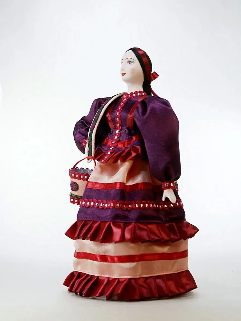 Кукла фарфоровая Водоноска-казачка