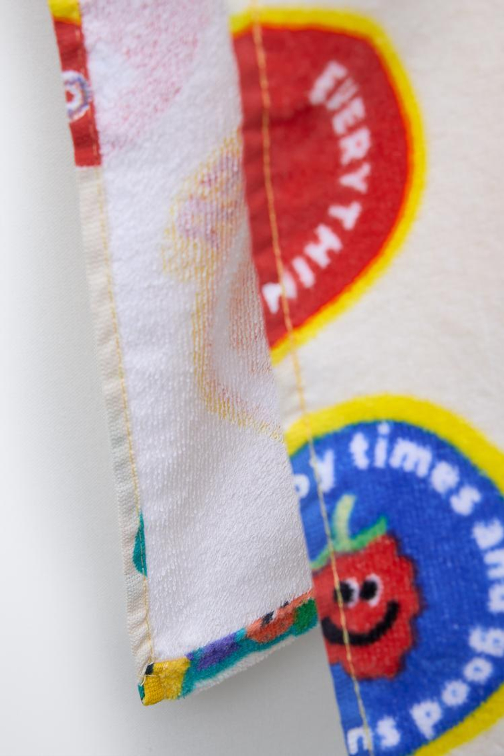 ZARA ПОЛОТЕНЦЕ ПОНЧО ИЗ МАХРОВОЙ ТКАНИ С ПРИНТОМ «ФРУКТЫ», ЭКРЮ