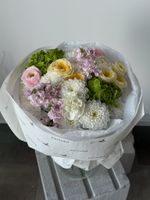 Букет из маттиолы, гортензии, диантусов, ранункулюсов и кустовых пионовидных роз