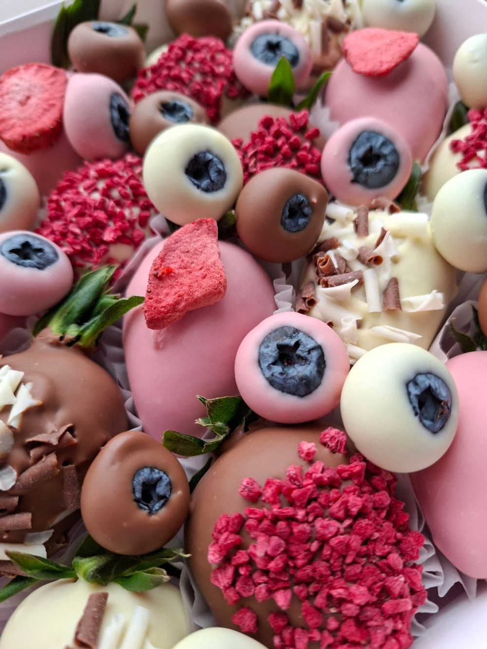 Набор клубники в шоколаде с голубикой в шоколаде "Шоколадно-ягодное ассорти"