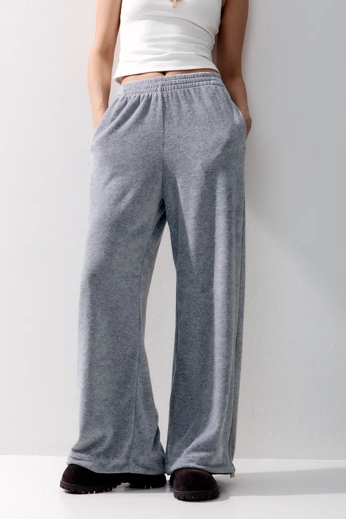 Широкие брюки на резинке из велюровой ткани цвета серый меланж