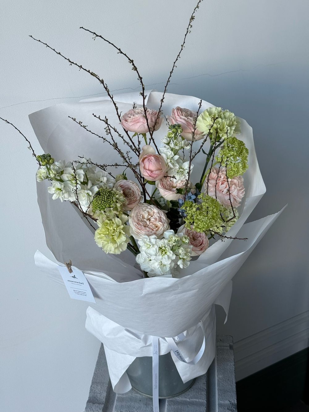 Букет из маттиолы, веток спиреи, диантусов, оксипеталума и кустовых пионовидных роз