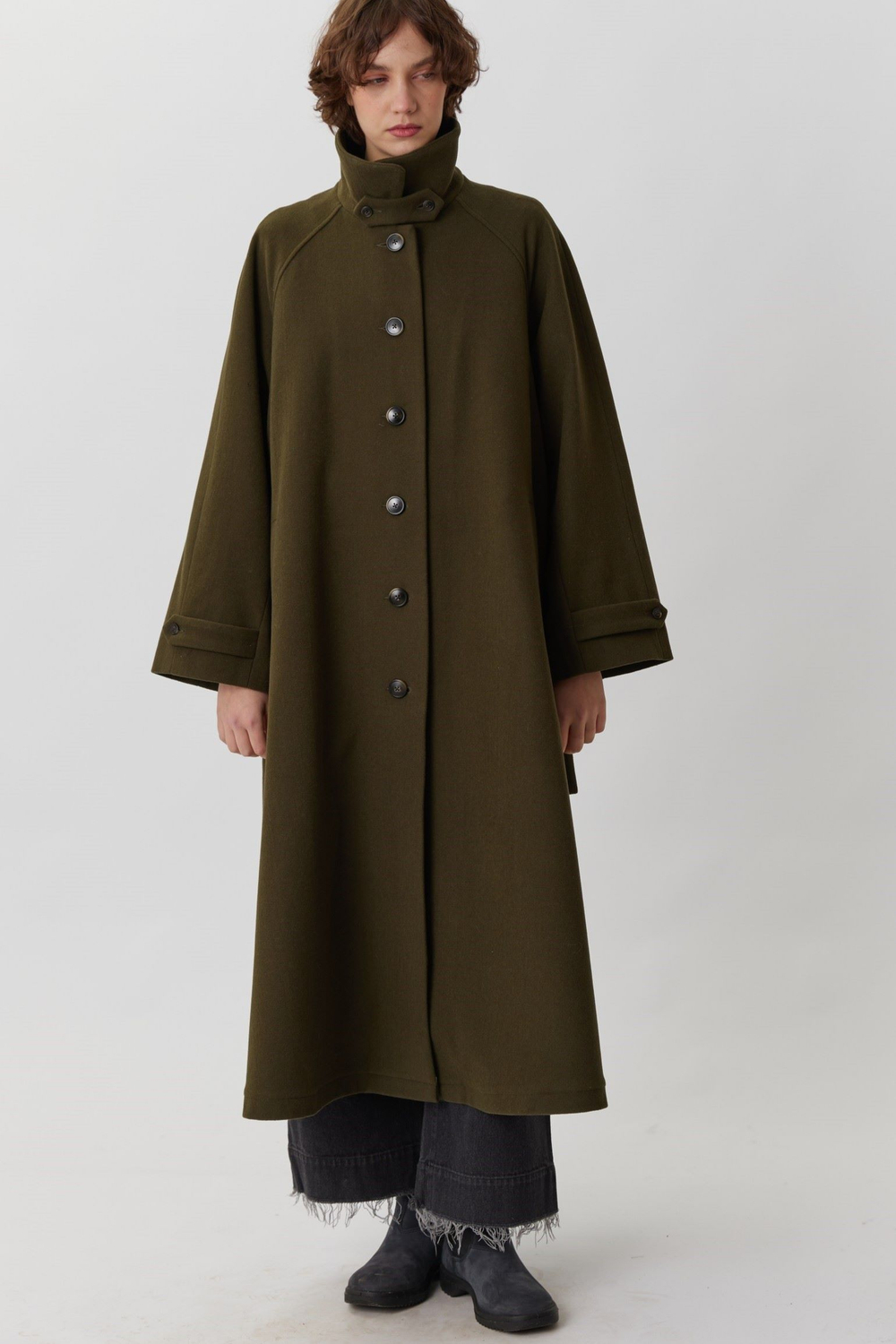 Объемное пальто зеленого цвета