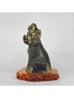 Бронзовая статуэтка на янтаре