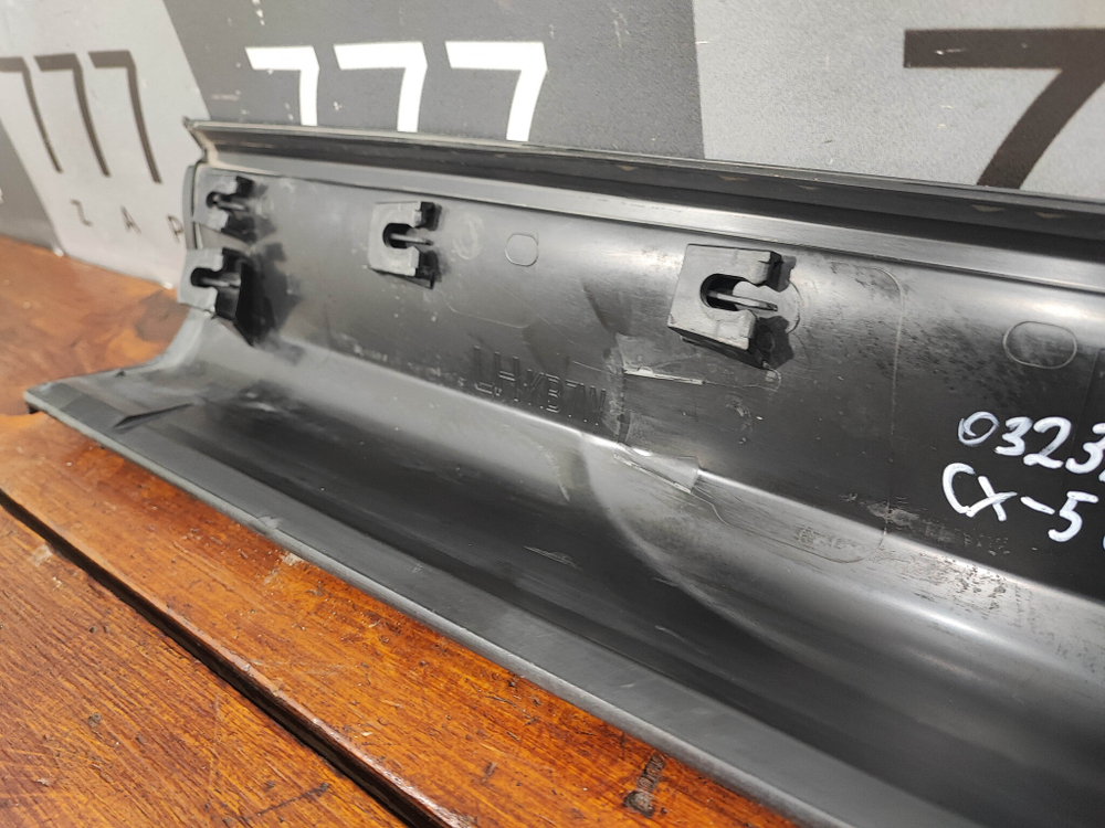 Накладка двери передней левой Mazda CX-5 2 (KF) 17-нв Б/У Оригинал KB7W51RB0E